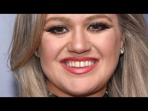 Kelly Clarkson Bloopers That Make Us Love Her Even More